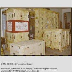 Fotodokumentation Gläserne Figuren aus West-Berlin - Frachtkisten