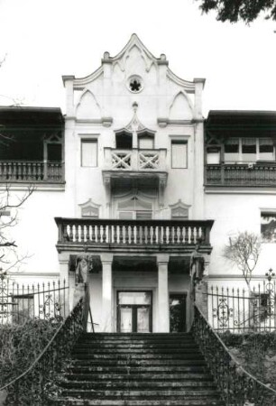 Radebeul, Augustusweg 110. Villa "Jägerberg" (um 1855). Balkons und Freitreppe an der Gartenseite