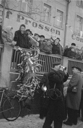 Bad-Schandau-Prossen. Schifferfastnacht, Zuschauer und Fotografen beim Straßenumzug