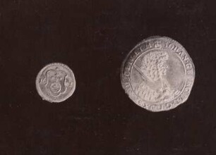 Geldstücke mit Herrscherportraits : links: Geldstücke von 1681 mit dem Portrait von Johann Georg III., Silber, Durchmesser 0,8 cm, Vorderseite; rechts: Geldstück von 1680 mit dem Portrait von Johann Georg II., Silber