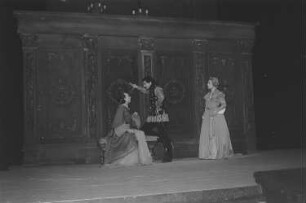 Szenenbilder aus dem Drama "Die Verschwörung des Fiesco zu Genua" von Friedrich Schiller im Theater am Schiffbauerdamm Berlin : Szene mit Hans Rüdiger Renn als Fiesco