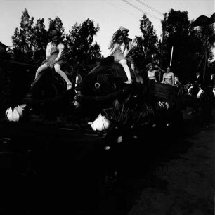 Karpfenfest: Umzug: Festwagen, Mädchen reiten auf zwei Karpfen, dahinter Ruderboot: im Hintergrund Reiter, 8. Oktober 1967