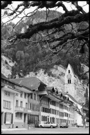 Interlaken: Unterseen, Marktplatz mit Kirche