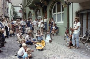 Freiburg i. Br.: Straßenmusiker vor dem Bankhaus Krebs