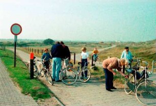 Norderney: Fuß- und Radweg in den Dünen