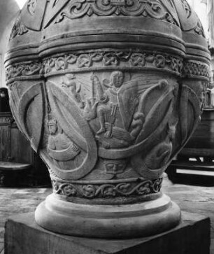 Taufstein : Taufstein. Sandstein (grau) (1101/1250). Altenstadt Kreis Weilheim-Schongau, Pfarrkirche Sankt Michael
