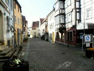 Stadtbild-Schloßstraße im unteren Bereich nach Süden mit Gebäudebestand (trauf- und giebelständige Häuser) zur Kirche in Übersicht