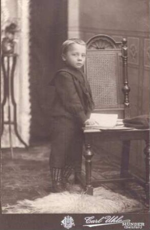 Foto Junge auf einen Stuhl gestützt