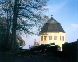 Königstein. Festung. Friedrichsburg (1589; Umbau 1731, M. D. Pöppelmann). Ansicht mit Kanone Nr. 6 von Süden