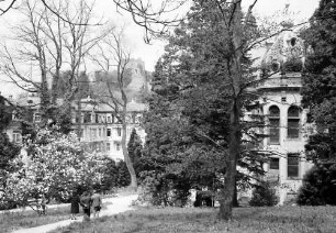 Badenweiler: Schlosspark mit Hotel Römerhof und Burg