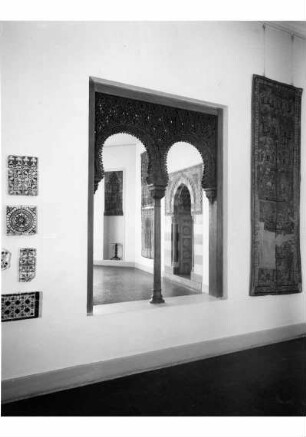 Aufstellung des Museums für Islamische Kunst im Pergamonmuseum, Spanisches Saal (Raum 7) mit Blick in den Ägyptischen Saal (Raum 6)