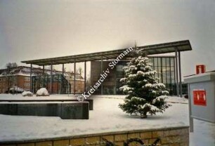 Mommsenstraße 14: Südseite im Winter, vorn Weihnachtsbaum auf dem Bahnhofsvorplatz