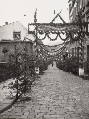 Festschmuck zum Schulfest : Roßwein, Festschmuck zum Schulfest in der ehemaligen Enggasse