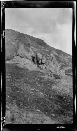 Bergama (Prov. Izmir, Türkei), Landschaft (Höhleneingang?)