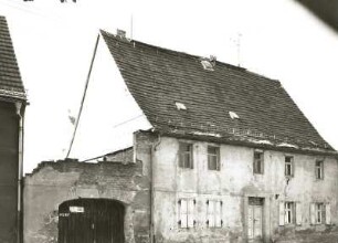 Belgern, Lindenstraße 16. Wohnhaus, Ackerbürgerhaus (1801/1850). Straßenanischt mit Hoftor