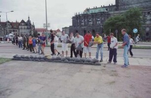 Dresden. Elbe-Hochwasser August 2002. Fluthelfer auf dem Theaterplatz