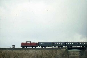 Blaufelden Lok 212 137 Nahverkehrszug BD4yg-Wagen Bahnbrücke Fernsprechbude