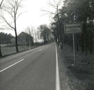Krausnick. Dorfstraße mit Ortseingangsschild