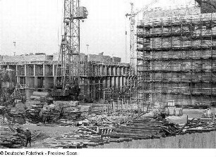 Opernhaus. Rohbau des Funktionsgebäudes in industrieller Schaltafelbauweise und eingerüstete zwingerseitige Seitenbühne