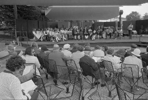 Offenes Volksliedersingen mit dem Volkstanzkreis des Anne-Frank-Jugendheims auf der Seebühne im Karlsruher Stadtgarten