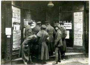 Soldaten vor einem Werbebüro des Freikorps Hülsen in Berlin