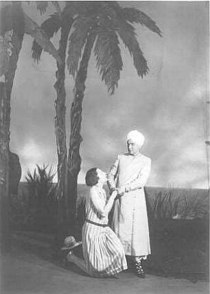 Szenenbild aus "Die Verführung des Heiligen" von Felix Langer. Dresden: Albert-Theater, 06.02.1930