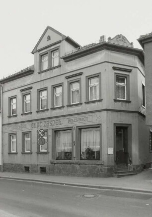 Mügeln, Wohnhaus mit Laden : Wohnhaus (Kreis Oschatz), Wohnhaus mit Laden, Feldgasse 1/Ecke Dr. Friedrichs-Straße, 19. Jahrhundert, Straßenansicht (Dr. Friedrichs-Straße)