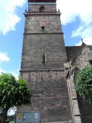 Stadtkirche - Kirchturm von Süden in Übersicht (Werksteine im Mauersteinverband)