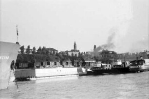 Rustschuk, Russe: Donauufer in Russe, mit Tonnen [am Kai]