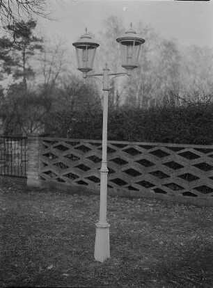 Eichwalde, Doppelkandelaber-Laterne