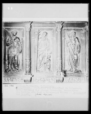 Chorgestühl, Detail Rückwand obere Reihe: weibliche Heiligenfigur, Philippus (?) und Apostel Petrus