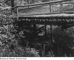 Hölzerne Brücke über einen Bach