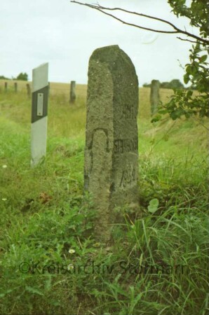 Sprenge: Grenzstein [Nr. 38] zwischen Amt Trittau und Amt Steinhorst: Seite Steinhorst: mit Hufeisen-Symbol