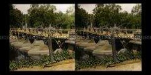 Soldaten auf der Behelfsbrücke über die Maas bei Stenay