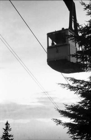 Kabine der Schauinslandbahn vor Wolkenhimmel