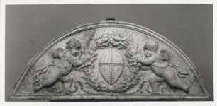 Lünette mit zwei Putten und einem Wappen