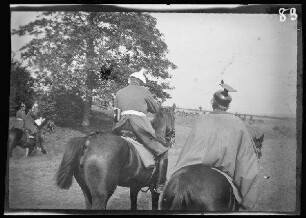 [Taubertal (Lkre. Würzburg und Ansbach und Baden-Württemberg):] (Von der Goltz und Haeseler) zu Pferd auf dem Feld beim Kaisermanöver "nach der Kritik" (Rückansicht)