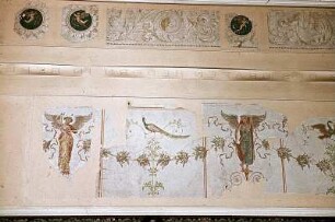 Tapete mit exotischen Vögeln und geflügelten weiblichen Figuren
