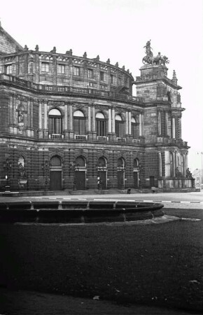 Dresden-Altstadt. Blick vom Theaterplatz auf das Opernhaus (1871-1878; M. Semper nach G. Semper). Teilansicht