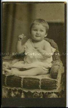 Kleinkind auf Stuhl, Carte de Visite