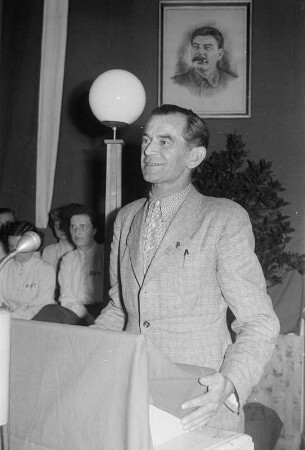 Kurt Krenz, Vorsitzender der Domowina am Rednerpult : Kurt Krjeńc při pulće : Bautzen / Budyšin