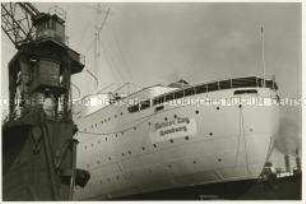Das KDF-Schiff "Robert Ley" auf dem Trockendock im Hamburger Hafen