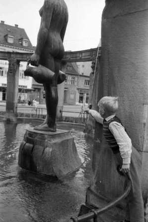 Spiele der Kinder am Brunnen auf dem Stephanplatz.