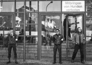 NPD-Bundesversammlung vor der Nibelungenhalle, dem Versammlungsort : Die Nationaldemokratischen Partei Deutschlands (NPD) und deren Jugendorganisation Junge Nationaldemokraten (JN) veranstalten unter massivem Polizeischutz ihren Bundeswahlkongress inder Nibelungenhalle. Passau, 07.02 1998. hier: Ordner vor dem Hallen-Eingang