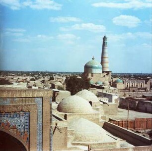 Usbekistan. Xixa (Chiwa). Altstadt (Itschan Kala), Mausoleum des Scheichs Said Alauddin (14. Jahrhundert) und Islam Chodja Minarett und Medrese