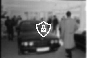 Autohaus Riegel: Vorburgstraße: Neueröffnung der Ausstellungs- und Geschäftsräume: Besucher bei Besichtigung von Neuwagen