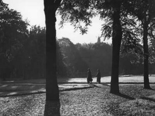 Fußgänger im Park