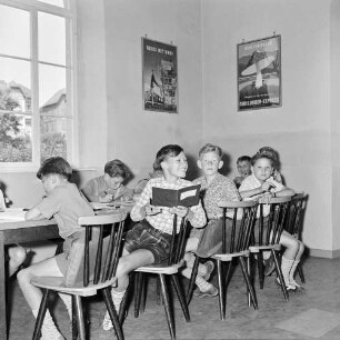 Hadamar (Landkreis Limburg-Weilburg). Aufenthaltsraum im Bahnhofsgebäude. Schulkinder beim Erledigen der Hausaufgaben