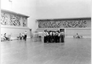 Besucher im Pergamonsaal im Pergamonmuseum