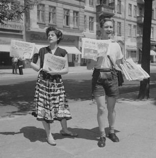 Berlin (West). Paar beim Verkauf der Zeitungen "Telegraf am Sonntag" und "Die Neue Zeitung"